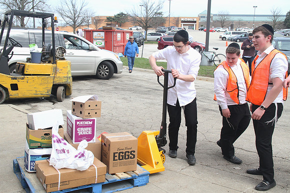 AgudahPesachFoodPantry-A05