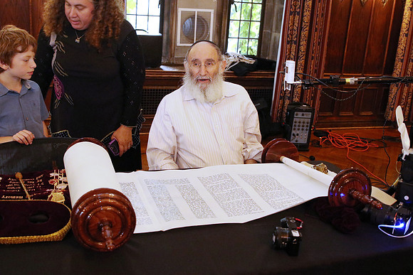 UofCTorah-A064