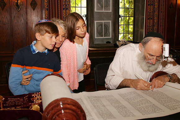 UofCTorah-A075