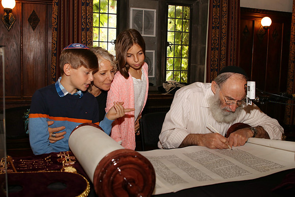 UofCTorah-A077