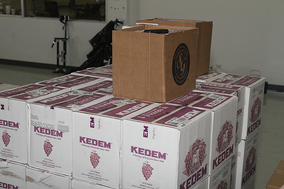 AgudahPesachFoodPantry-A12