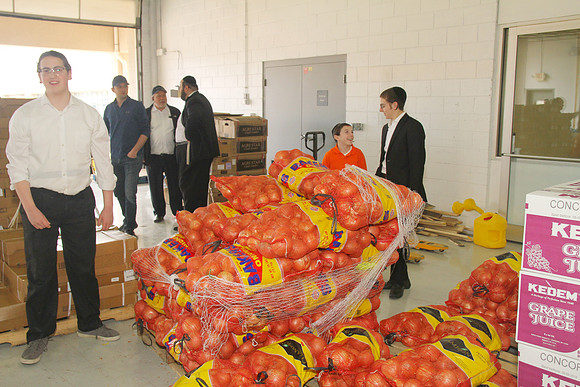 AgudahPesachFoodPantry-A10