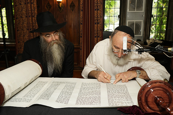 UofCTorah-A028