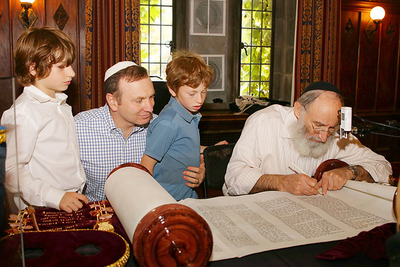 UofCTorah-A084