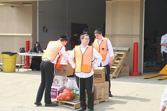 AgudahPesachFoodPantry-A24