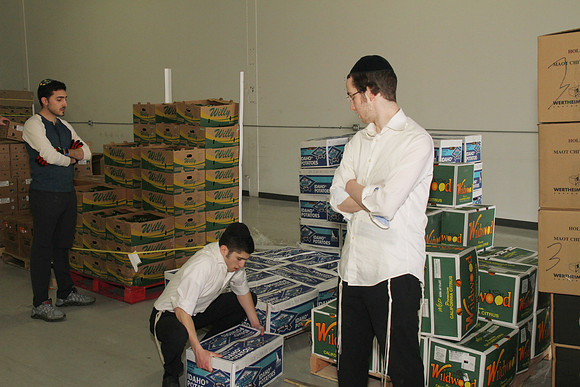 AgudahPesachFoodPantry-A06